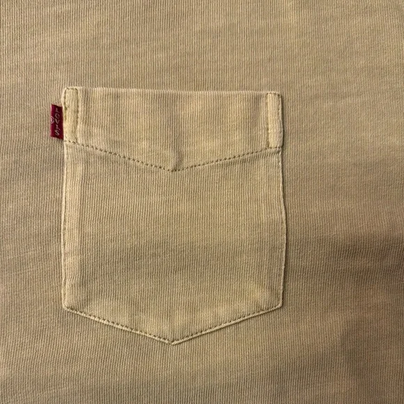 Levi's Men's Green pocket T-shirt - Picture 2 of 3